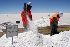 Un verdadero tesoro blanco bajo un cielo azul, en los salares de altura de Bolivia. Tareas en las reservas exploradas y explotadas por YBL desde 2017.
