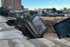 En avenida Vélez Sarsfield y Ángelo de Peredo se produjo el derrumbe de la calle hacia una obra en construcción.