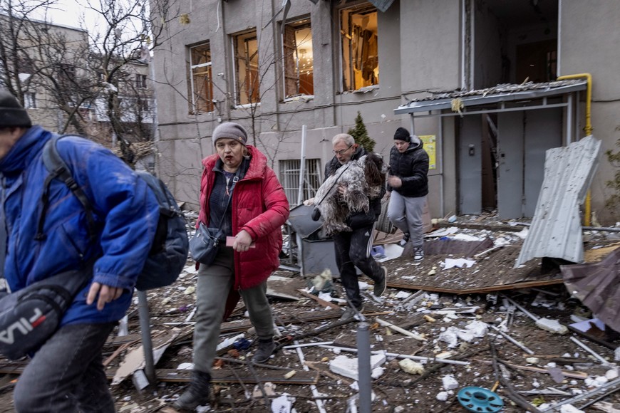 Local residents leave the site where residential buildings were heavily damaged during a Russian missile attack, amid Russia's attack on Ukraine, in central Kharkiv, Ukraine January 2, 2024. REUTERS/Yevhen Titov