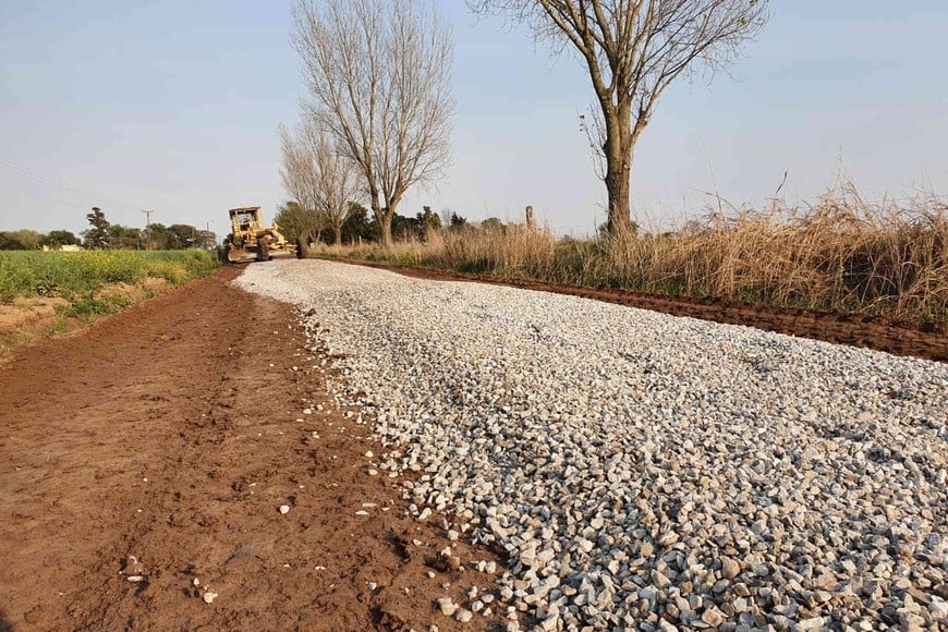 Caminos de la Ruralidad, impulsado desde el Ministerio de la Producción en la gestión anterior, tiene como objetivo constituir un sistema de asistencia permanente que permita la incorporación de infraestructura productiva, con prioridad en el mejorado y el mantenimiento de los caminos rurales, favoreciendo el arraigo en el medio rural santafesino.