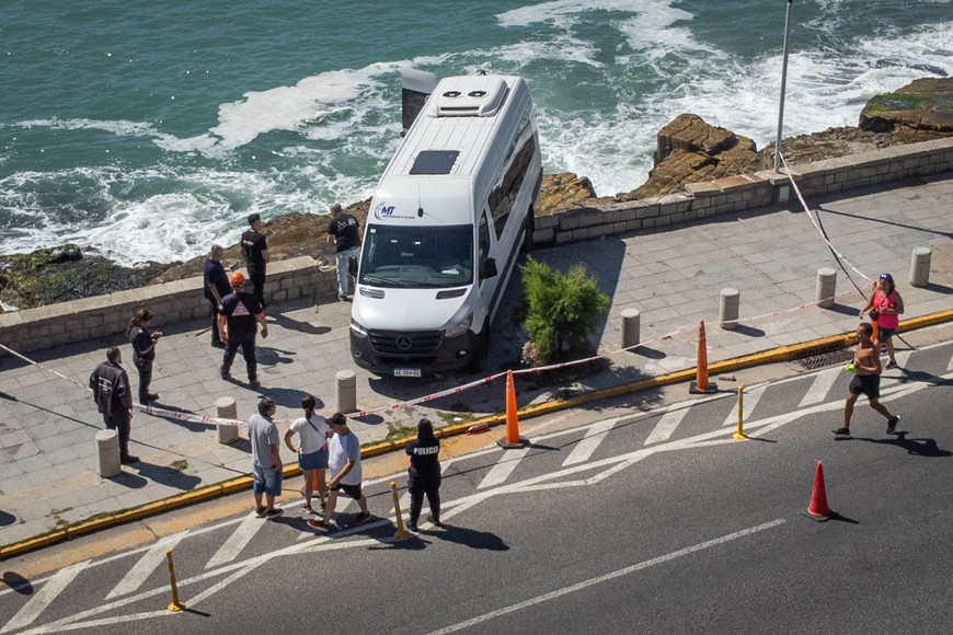 El vehículo quedó suspendido sobre el mar con dos ruedas en el aire