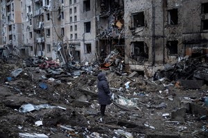 A woman looks at her apartment building heavily damaged by a Russian missile strike, amid Russia's attack on Ukraine, in Kyiv, Ukraine January 2, 2024. REUTERS/Viacheslav Ratynskyi