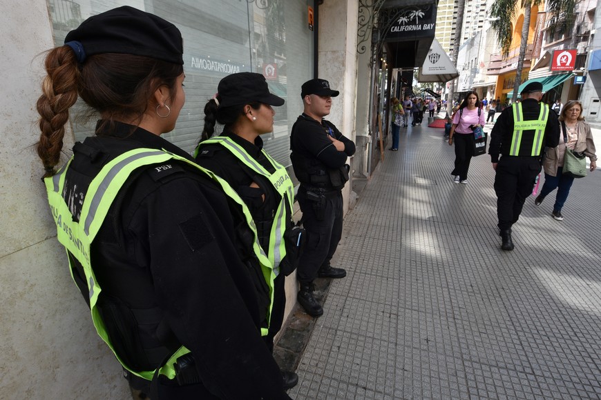 Caminantes. Los vecinos piden mayor presencia policial en las calles.

Mauricio Garín.