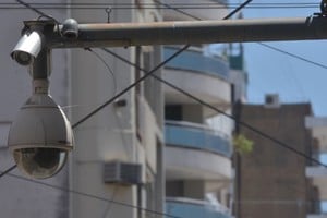 Desde el centro de monitoreo observaron cuando el delincuente provocaba destrozos para robar cables en la vía pública.