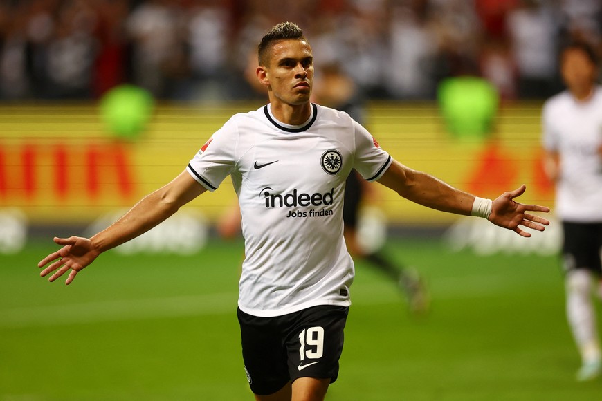 Soccer Football - Bundesliga - Eintracht Frankfurt v RB Leipzig - Deutsche Bank Park, Frankfurt, Germany - September 3, 2022
Eintracht Frankfurt's Rafael Santos Borre celebrates scoring their fourth goal REUTERS/Kai Pfaffenbach DFL REGULATIONS PROHIBIT ANY USE OF PHOTOGRAPHS AS IMAGE SEQUENCES AND/OR QUASI-VIDEO.
