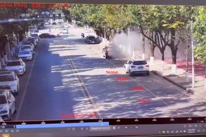 El humo se propaga en una carretera tras una explosión después de que cayeran proyectiles de artillería en Nansan, provincia de Yunnan, China. Créditos Reuters