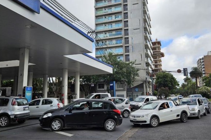 Estaciones de servicio de Rosario se desbordaron por el aumento de la nafta.