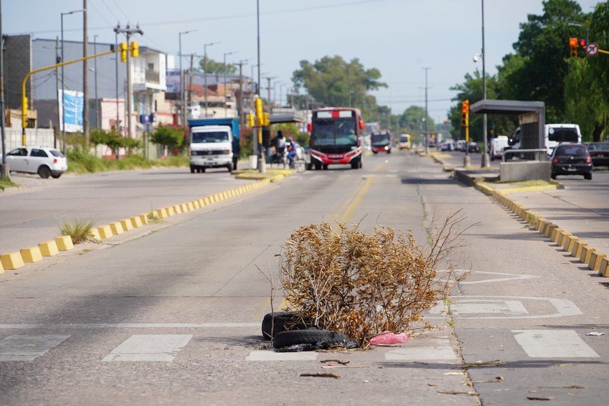 Señalización improvisada para marcar dónde esta el problema. Foto: Fernando Nicola