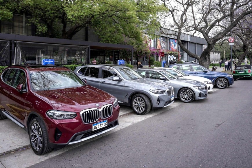 Se pudieron probar más de 15 vehículos híbridos enchufables y a combustión.