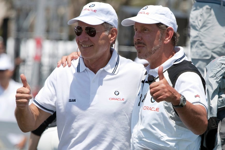 Actor Harrison Ford (L) poses with Oracle CEO Larry Ellison aboard the BOR 90 trimaran before it sailed in San Diego, California August 11, 2009. The 90ft by 90ft (27.4m by 27.4m) trimaran will challenge the defending champion Alinghi of Switzerland in the next edition of yachting's most prestigious race the 33rd America's Cup. REUTERS/Fred Greaves (UNITED STATES SPORT YACHTING ENTERTAINMENT BUSINESS SCI TECH) eeuu california san diego harrison ford larry ellison actor en 33 regata de america con ceo del equipo Oracle