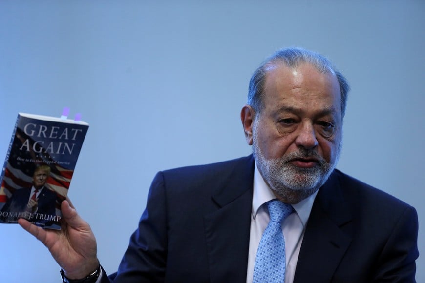 Mexican billionaire Carlos Slim shows the book "Crippled America: How to make America great again" during a news conference in Mexico City, Mexico January 27, 2017. REUTERS/Edgard Garrido     TPX IMAGES OF THE DAY mexico Carlos Slim magnate empresario mexicano respaldo al presidente mexicano conferencia de prensa