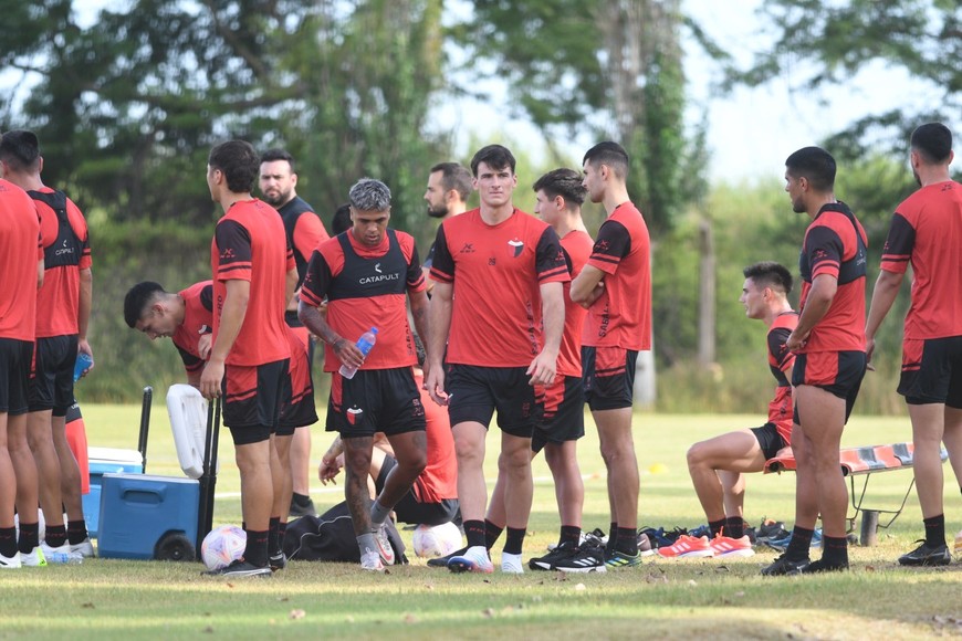 Colón ya entrena de cara a la Primera Nacional. Crédito: Manuel Fabatía