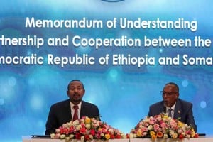 El presidente de Somalilandia, Muse Bihi Abdi, y el primer ministro etíope, Abiy Ahmed, durante la firma del memorando de entendimiento en Adís Abeba. Lunes 1 de enero de 2024.