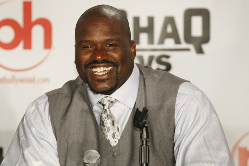 Basketball star Shaquille O'Neal smiles as he answers a question during a "news conference" for the ABC television series "Shaq vs" at the Planet Hollywood hotel-casino in Las Vegas, Nevada August 18, 2009. Shaq will take on Oscar De La Hoya at the casino tonight. The new show will have Shaq trying to become a champion in a new sporting event every week. REUTERS/Las Vegas Sun/Steve Marcus (UNITED STATES SPORT BOXING ENTERTAINMENT) las vegas eeuu Shaquille O'Neal estrella del basquet conferencia prensa television programa ABC Shaq vs