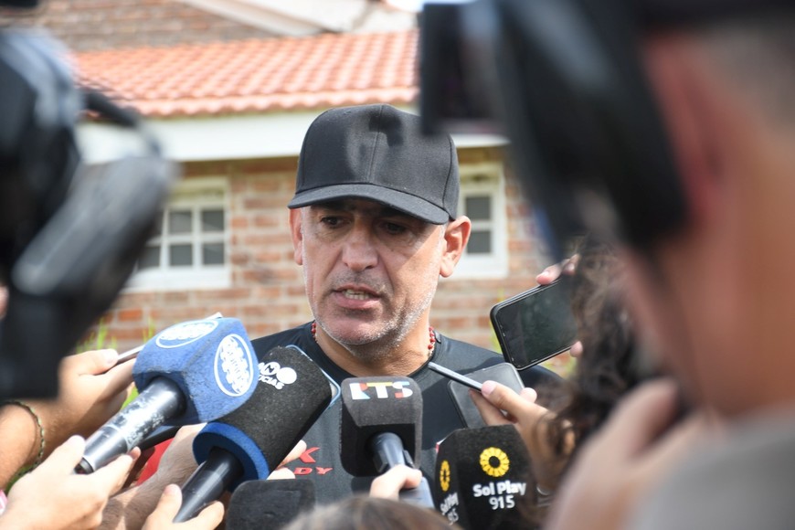 Delfino y la prensa. Luego de los primeros días de trabajo en el predio deportivo 4 de junio, Iván Delfino enfrentó los micrófonos como DT de Colón. Crédito: Manuel Fabatía