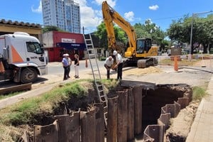 Trabajos. Aguas Santafesinas avanza en la reparación del gran socavón que se formó en la ciclovía de Vittori.

Gentileza.