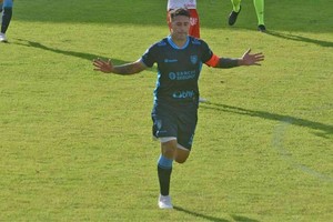 Con goles a otra parte. Claudio Bieler y uno de los tantos festejos con la camiseta de Atlético de Rafaela. Crédito: Gentileza.