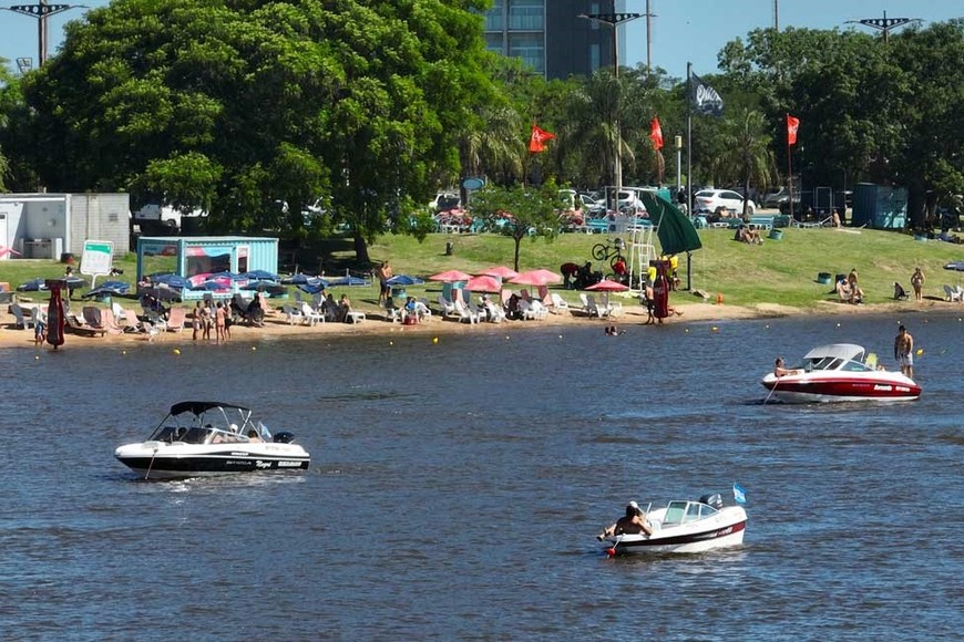 Poca arena, mucha agua y embarcaciones de todos los tamaños en la laguna Setúbal de Santa Fe. Foto: Fernando Nicola