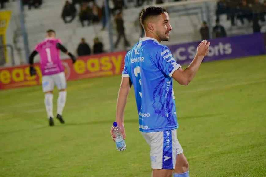 En la foto, Castet y su paso por Temperley.