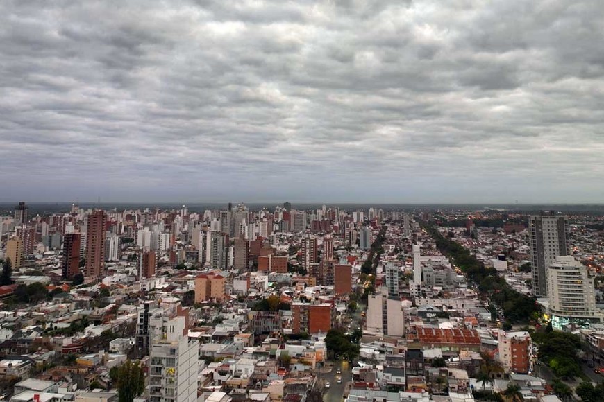 El cielo se presenta cubierto de nubes en la capital santafesina. Foto: Fernando Nicola