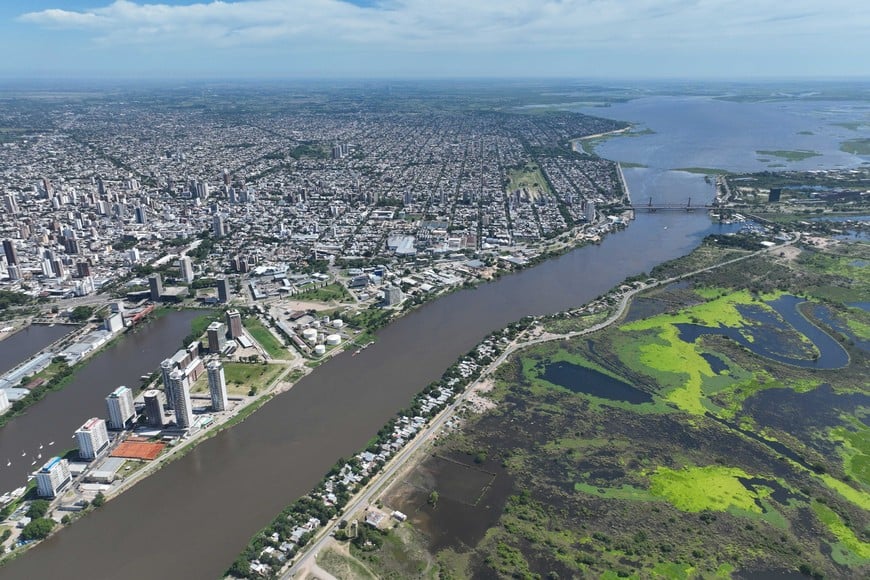 La ciudad de Santa Fe, el río y la zona ribereña; todo visto desde el drone de El Litoral. Foto: Fernando Nicola