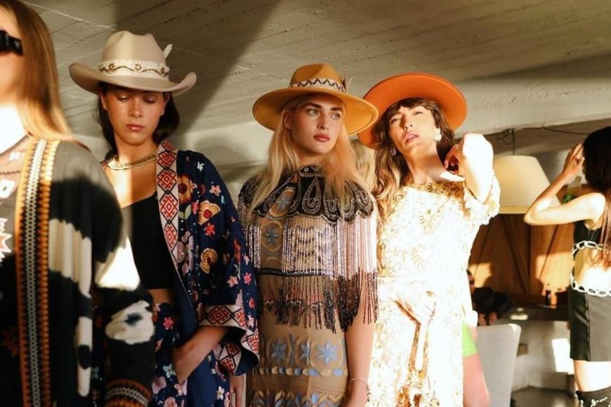 La heredera del chocolatero aprovecha su estadía y asiste a eventos y hace producciones de fotos para impulsar aún más su carrera en el mundo del espectáculo.