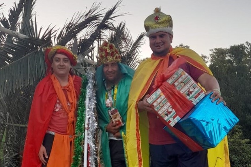 Patricio Zarabia, Claudio Ziraldo y Leandro Díaz le dieron vida a los magos de oriente. Crédito: Comuna de Larrechea
