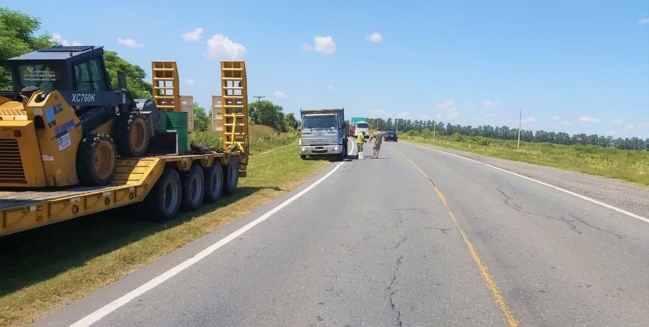 Dos equipos con operarios y maquinaria del Distrito 7° de Vialidad Nacional trabajan desde la primera semana del año en la reparación de la carpeta asfáltica. Crédito: Prensa VN