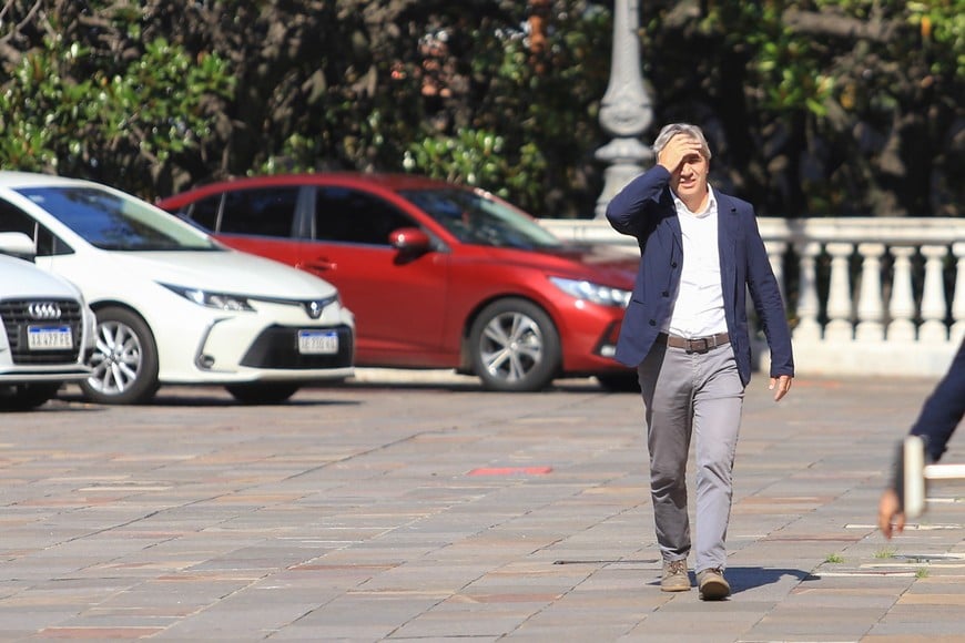 El ministro de Economía, Luis Caputo, al retirarse este lunes de la Casa Rosada, tras la reunión que mantuvo con los representantes del FMI. Crédito: NA.
