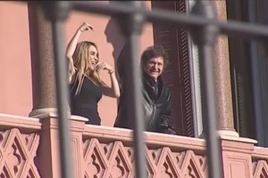 Milei y Flórez salieron a saludar desde el balcón a la gente.