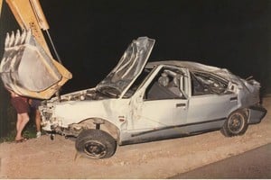 Así quedó el Renault 19. Después de varios tumbos, el auto que conducía Carlos Monzón fue a parar a unos metros del pavimento de la Ruta Provincial Nro 1. Archivo el Litoral