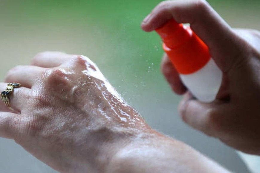 Se debe aplicar el producto en la mano y luego esparcirlo por brazos, cara, cuello o piernas. Foto: Captura digital