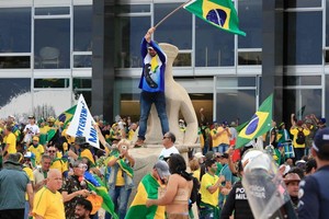 Esto pasó hace un año, en Brasilia. Manifestantes ultraderechistas, seguidores de Jair Bolsonaro, invaden la sede de los tres poderes y concretan un ataque golpista contra el gobierno recientemente iniciado de Luiz Lula da Silva.