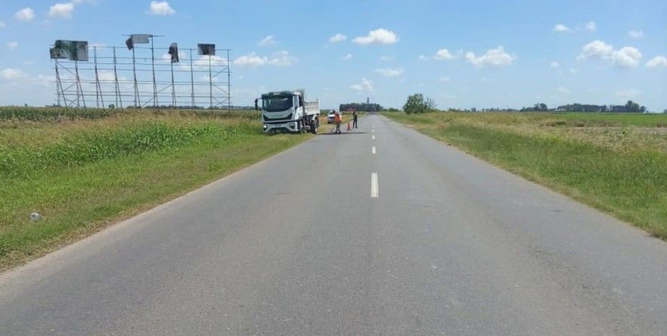 Además de la reparación de baches, la ruta no tiene pintados sus límites con la línea blanca, fundamental para la conducción nocturna. Crédito: Prensa VN