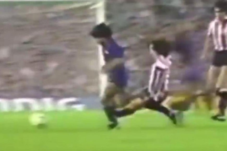 La patada de Goikoetxea en el partido Barcelona-Athletic Bilbao.