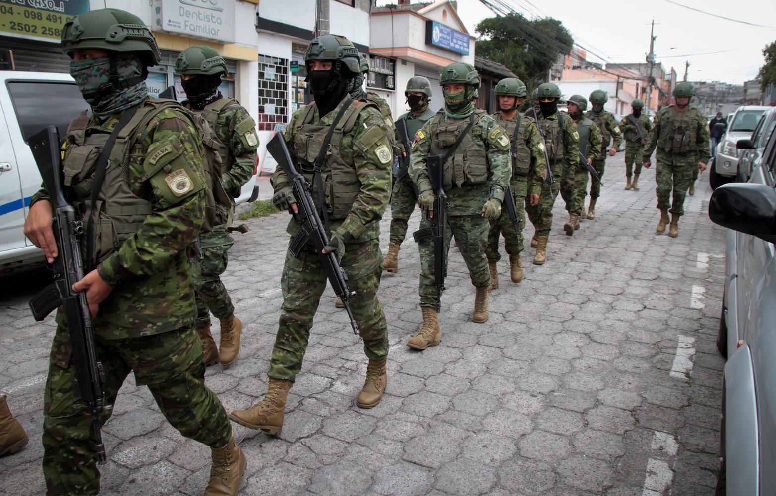 Militares llegan a vigilar un Centro de Rehabilitación Social, en Quito. 