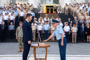 El ministro de Defensa, Luis Petri, tomó juramento y puso en funciones esta mañana al nuevo jefe del Estado Mayor Conjunto de las Fuerzas Armadas, brigadier general Xavier Julián Isaac. Crédito: NA.