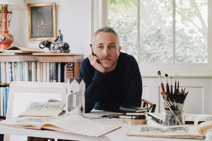 Pablo Bronstein. Artista especializado en esbozos arquitectónicos en tinta sobre papel gouache (establecidos en marcos ornamentados) y en el trazado de edificios imaginarios de estilo neo-clásico francés del siglo XVIII.