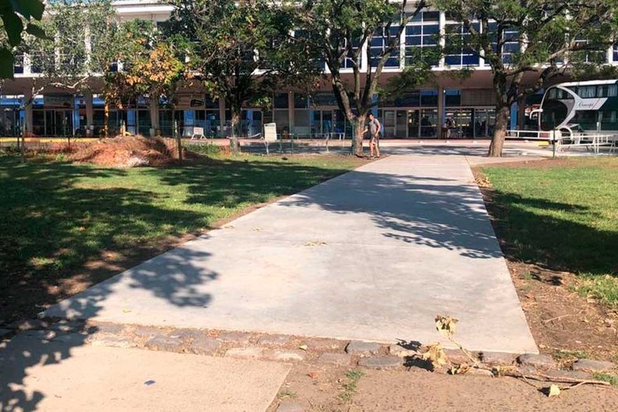 Quitaron parte de la reja para abrir un paso peatonal. Vecinos advierten las consecuencias negativas de esta iniciativa.