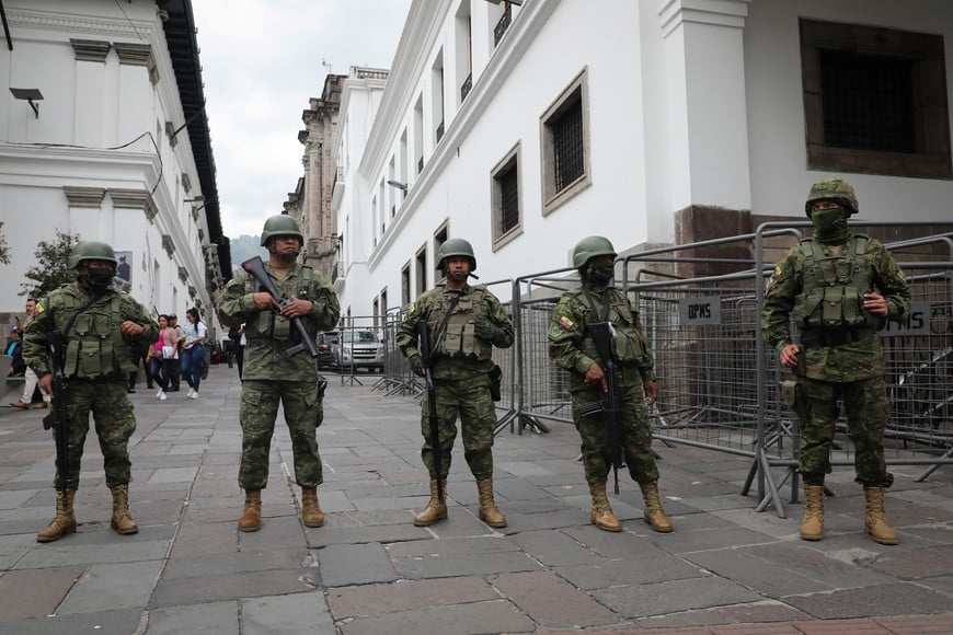 (240109) -- QUITO, 9 enero, 2024 (Xinhua) -- Militares vigilan en el exterior del Palacio de Carondelet, en Quito, capital de Ecuador, el 9 de enero de 2024. La crisis de seguridad que golpea a Ecuador se agudizó en las últimas horas con una serie de hechos violentos como incineración de vehículos en las calles, secuestro de policías y motines en cárceles con guardias retenidos, en plena vigencia de un "estado de excepción" con toque de queda decretado por el Gobierno. (Xinhua/Str) (sa) (jg) (ra) (vf)