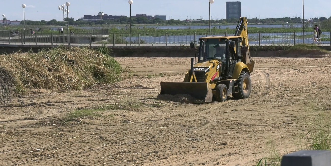 Se recupera la playa de los espigones de la Setúbal con el operativo de limpieza