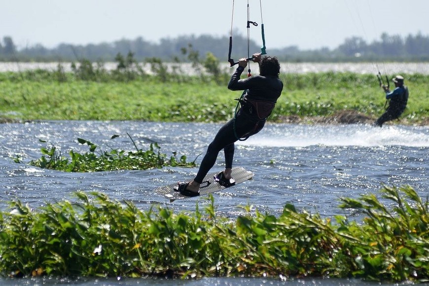 La decisión de limpiar la zona de los Espigones fue celebrada por quienes practican kitesurf. Foto: Guillermo Di Salvatore