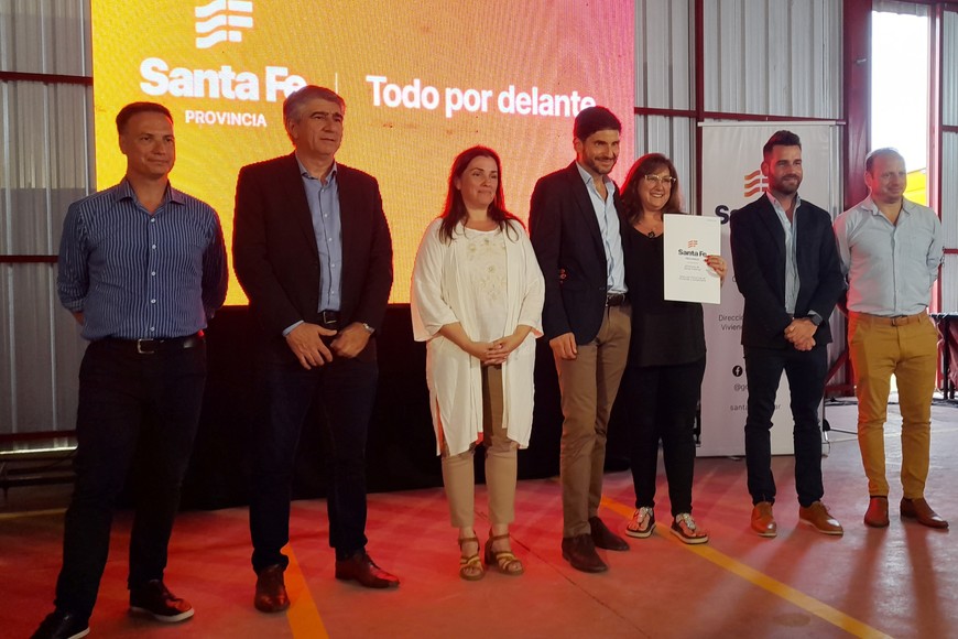 Pullaro hizo entrega de cinco escrituras de viviendas.