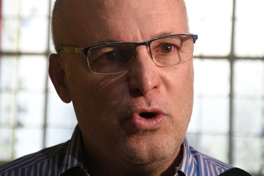 El defensor del Pueblo adjunto de Santa Fe, Jorge Henn, sostuvo en el debate por las tarifas que los usuarios no deben hacerse cargo de las sucesivas emergencias declaradas desde 2001 en adelante. Crédito: Manuel Fabatía / Archivo El Litoral.
