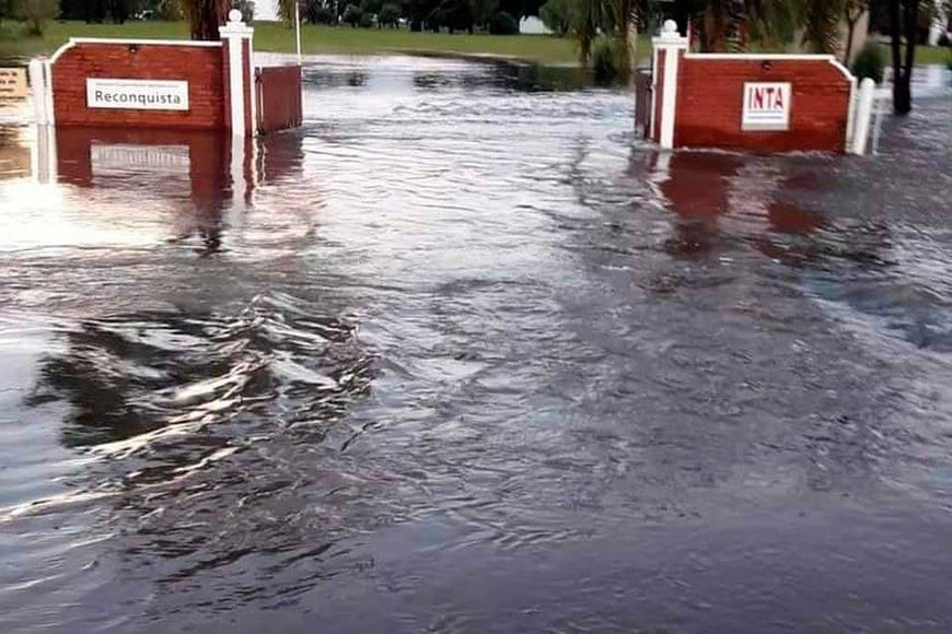 El agua en el ingreso a INTA en Reconquista.