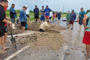 Vecinos decidieron romper la Ruta Provincial 40 de manera que pudiera escurrir el agua acumulada. Foto: Radio Amanecer.