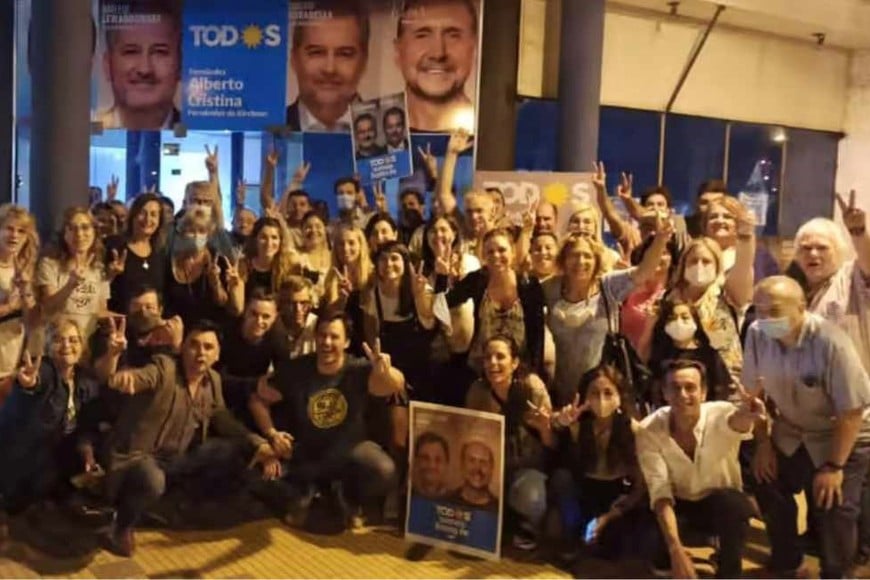 Sebastian Roma, junto a militantes locales, festeja su ingreso al Concejo, en 2021.