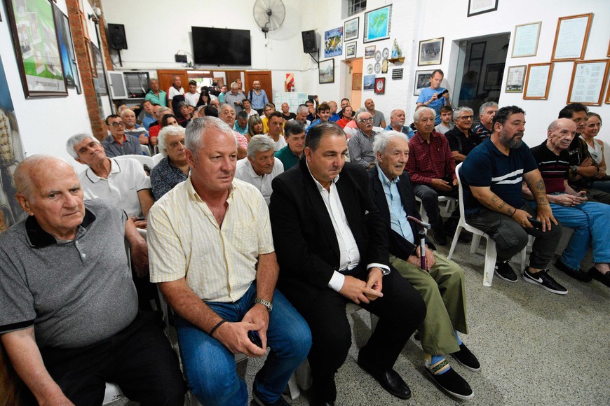 En primera fila, sentado junto al intendente Poletti, Enrique Miguel Cruz presenció la presentación del libro de su hijo. Foto: Pablo Aguirre.