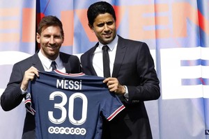 Leo Messi y Nasser Al-Khelaifi, presidente de PSG, en la presentación del argentino; la química no funcionó y que nunca llegó a afianzarse.