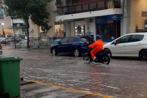 Calles anegadas por las intensas lluvias en Reconquista.